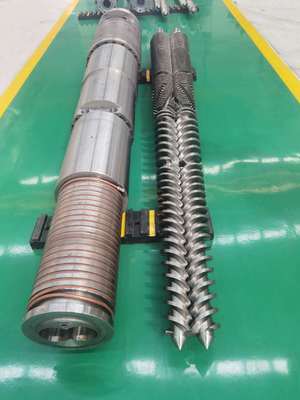 Dureté des vis HRC 58-62 et dureté de nitruration 950-1050HV pour système de vis coniques tandem