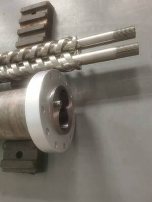 Krauss Maffei Kmd75 à double vis et à canon parallèles